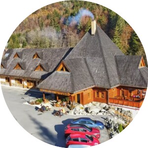KÚRIA NA TÁLOCH